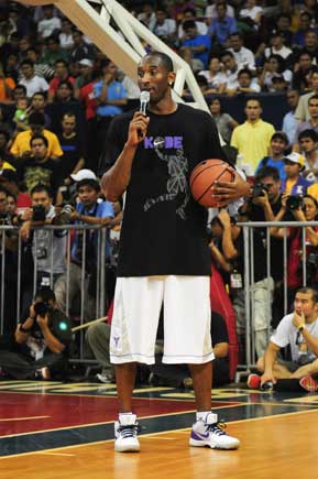 pictures of kobe bryant kids. Kobe greeted kids from the